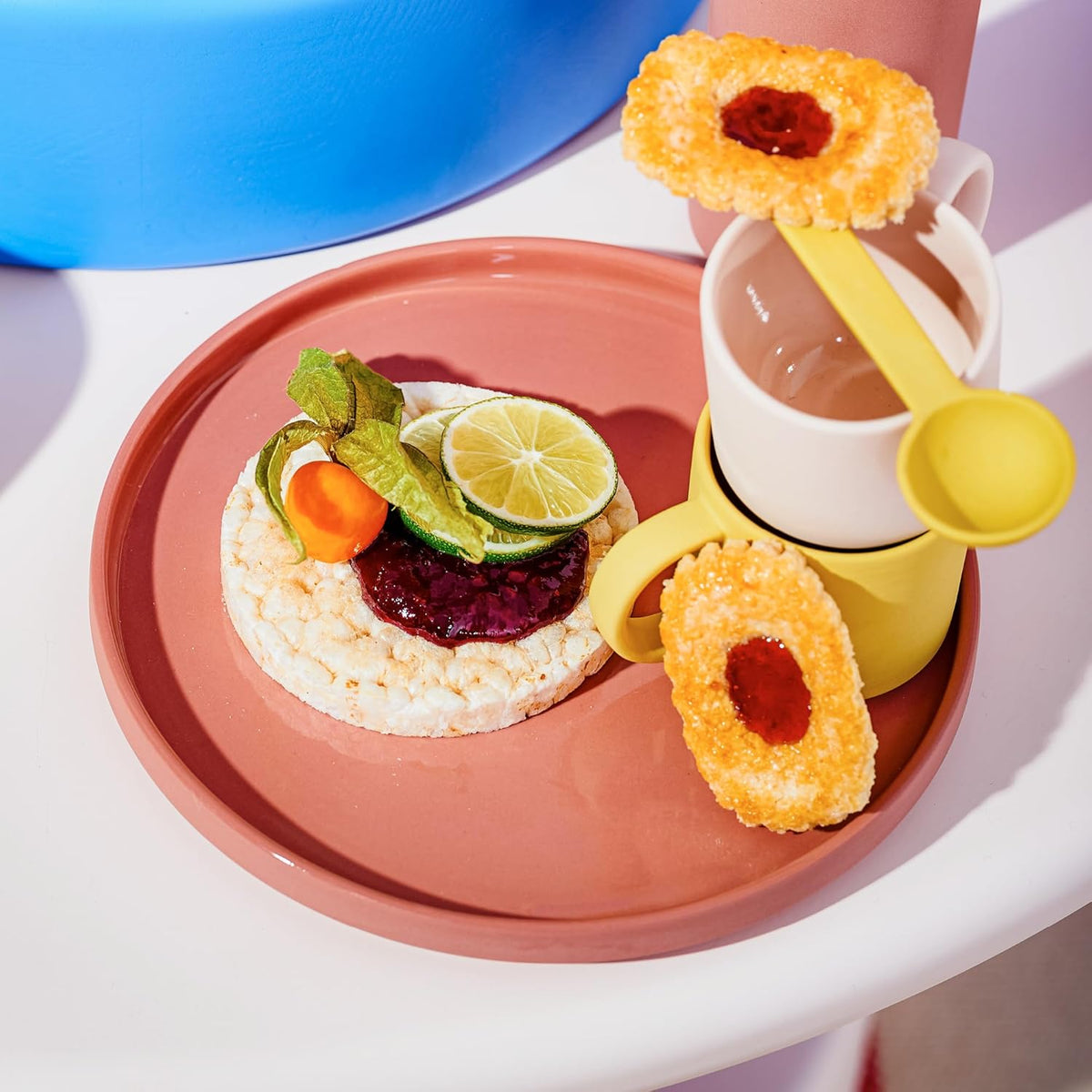 GOOD MOOD Porzellantasse im Alltag mit Kaffee befüllt – farbenfrohes, modernes Porzellan auf dem Tisch.