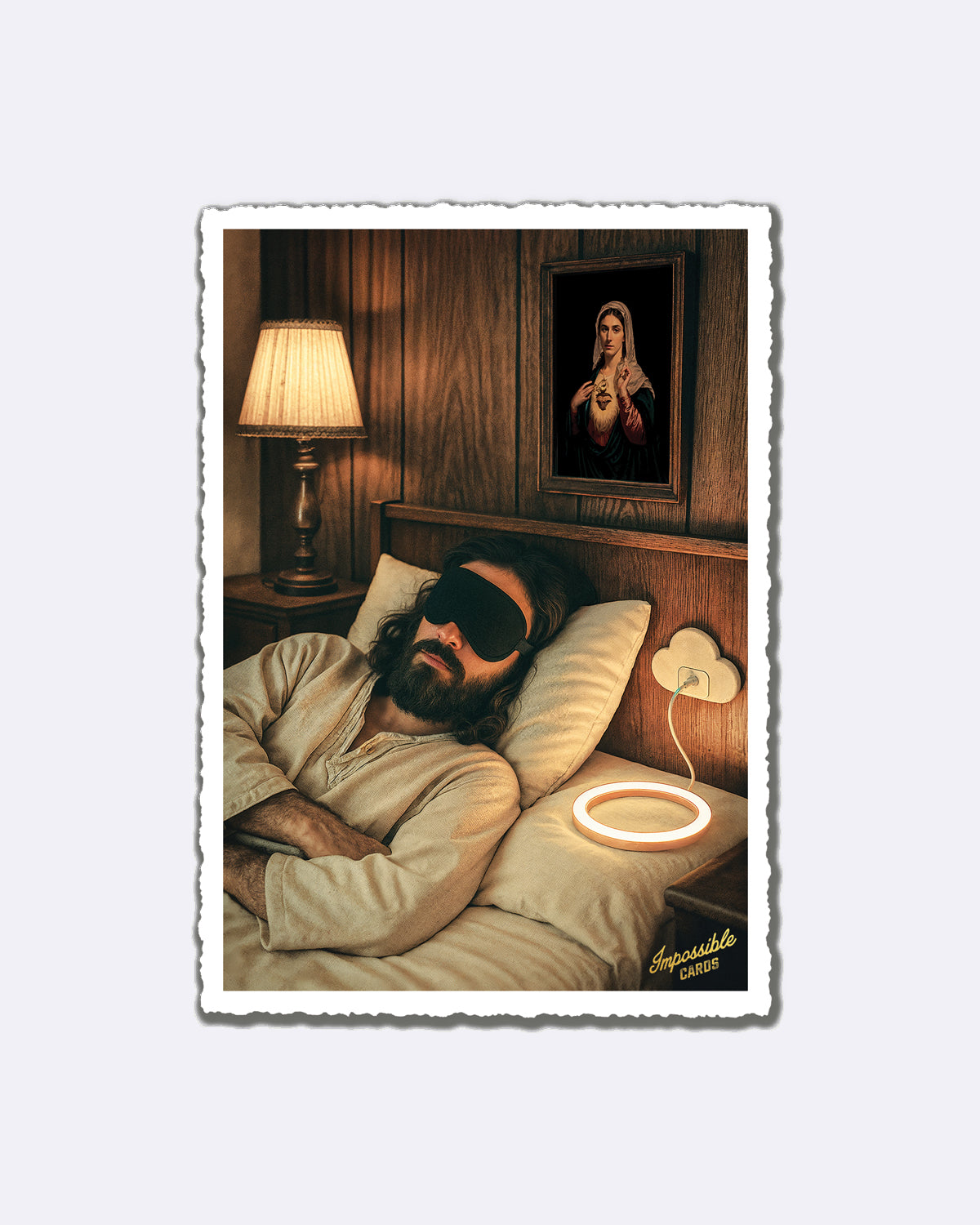Postkarte mit schlafendem Mann im Bett, Nachtlampe und Bild einer Frau an Holzwand