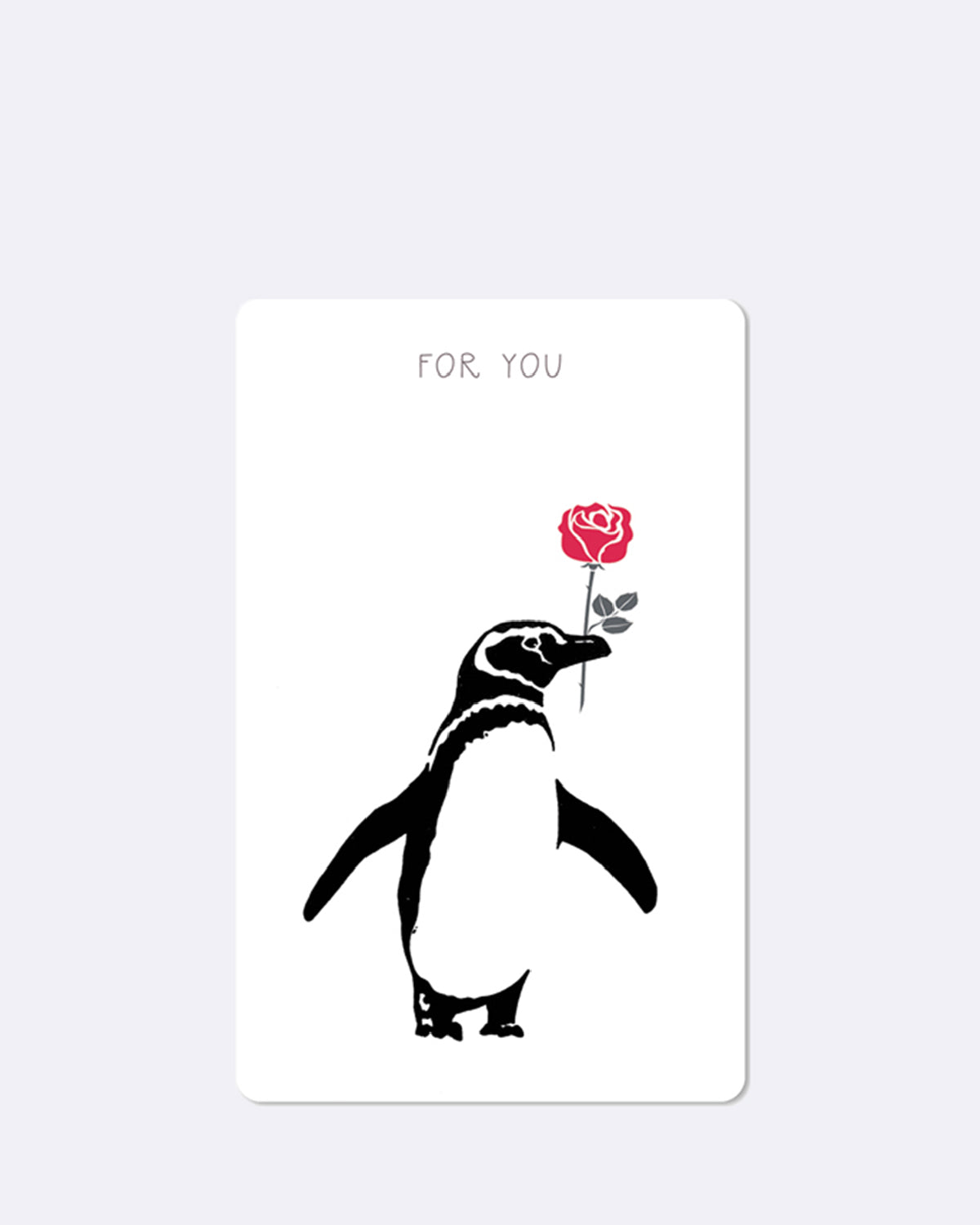 Postkarte in weiß mit abgebildetem Pinguin welcher eine Rose im Schnabel trägt 