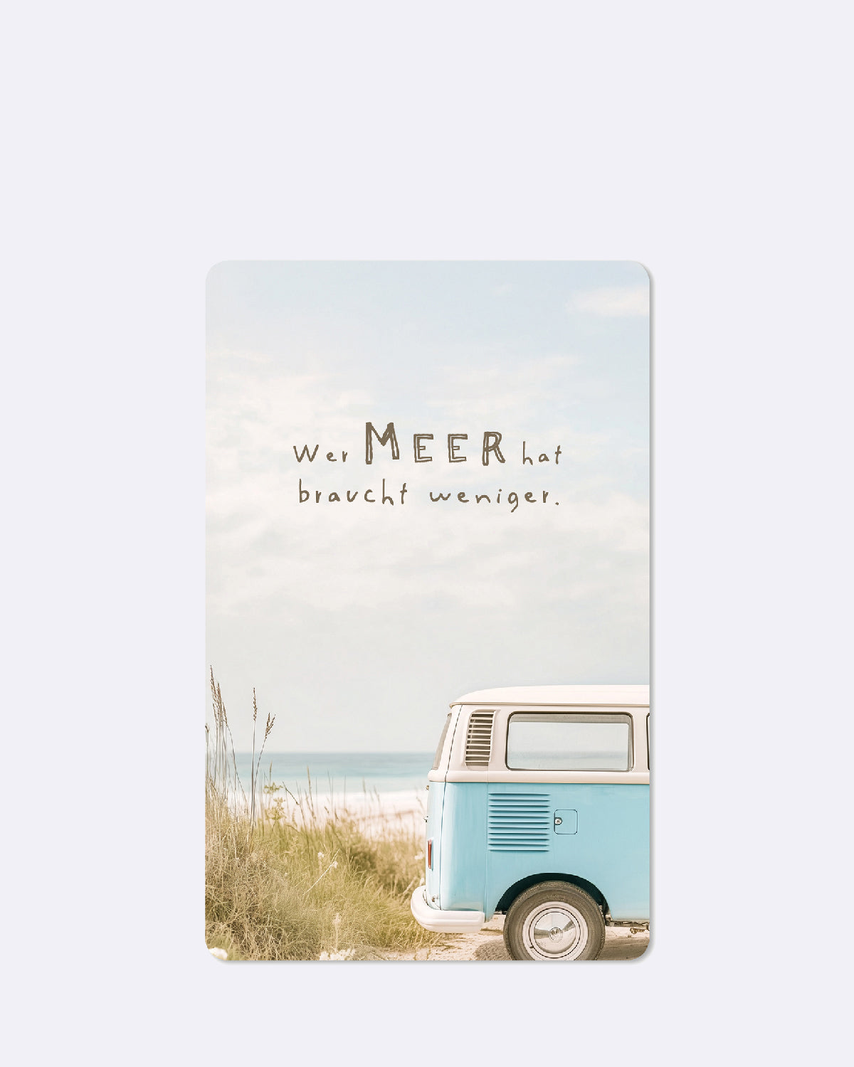 Postkarte mit Strandmotiv, abgebildetem Bulli und schwarzem Text