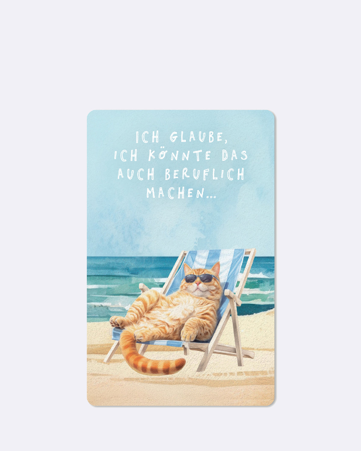 Postkarte mit Strandmotiv und abgebildeter Katze die auf einer Liege liegt mit weißem Text