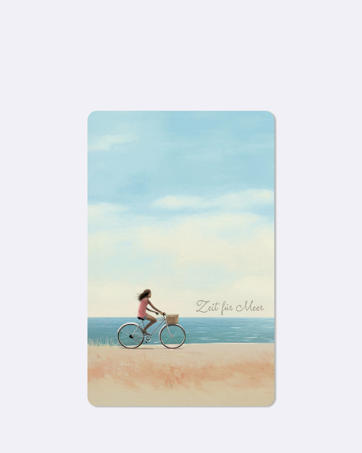 Postkarte mit abgebildeter Frau auf einem Fahrrad, Strand und Meer im Hintergrund 