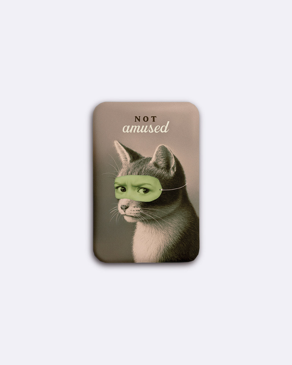 Luna Magnet - not amused