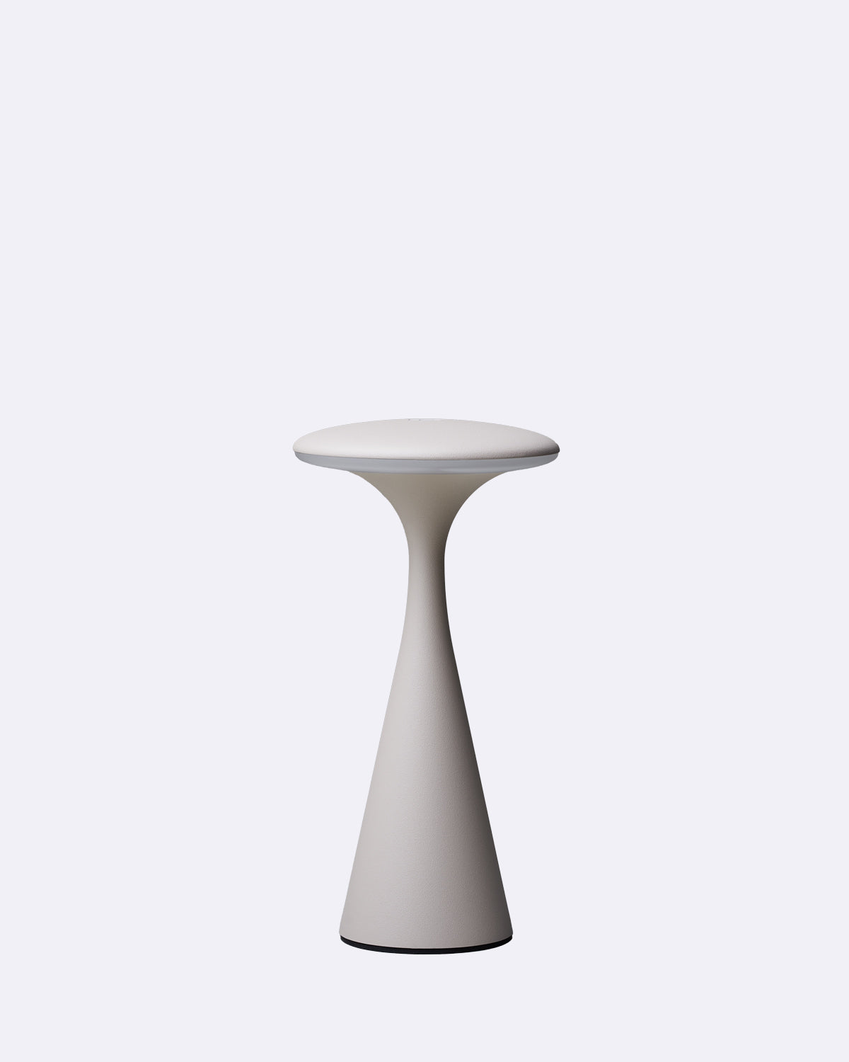 Tischlampe in Cremefarbe mit elegantem, minimalistischen Design und schlichtem runden Schirm.