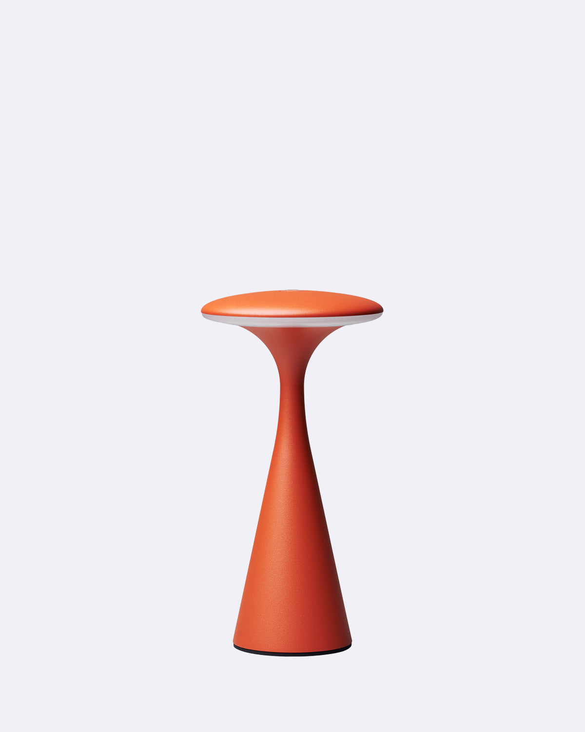 Tischlampe in Orange mit modernem, UFO-förmigem Design und glattem Oberteil.