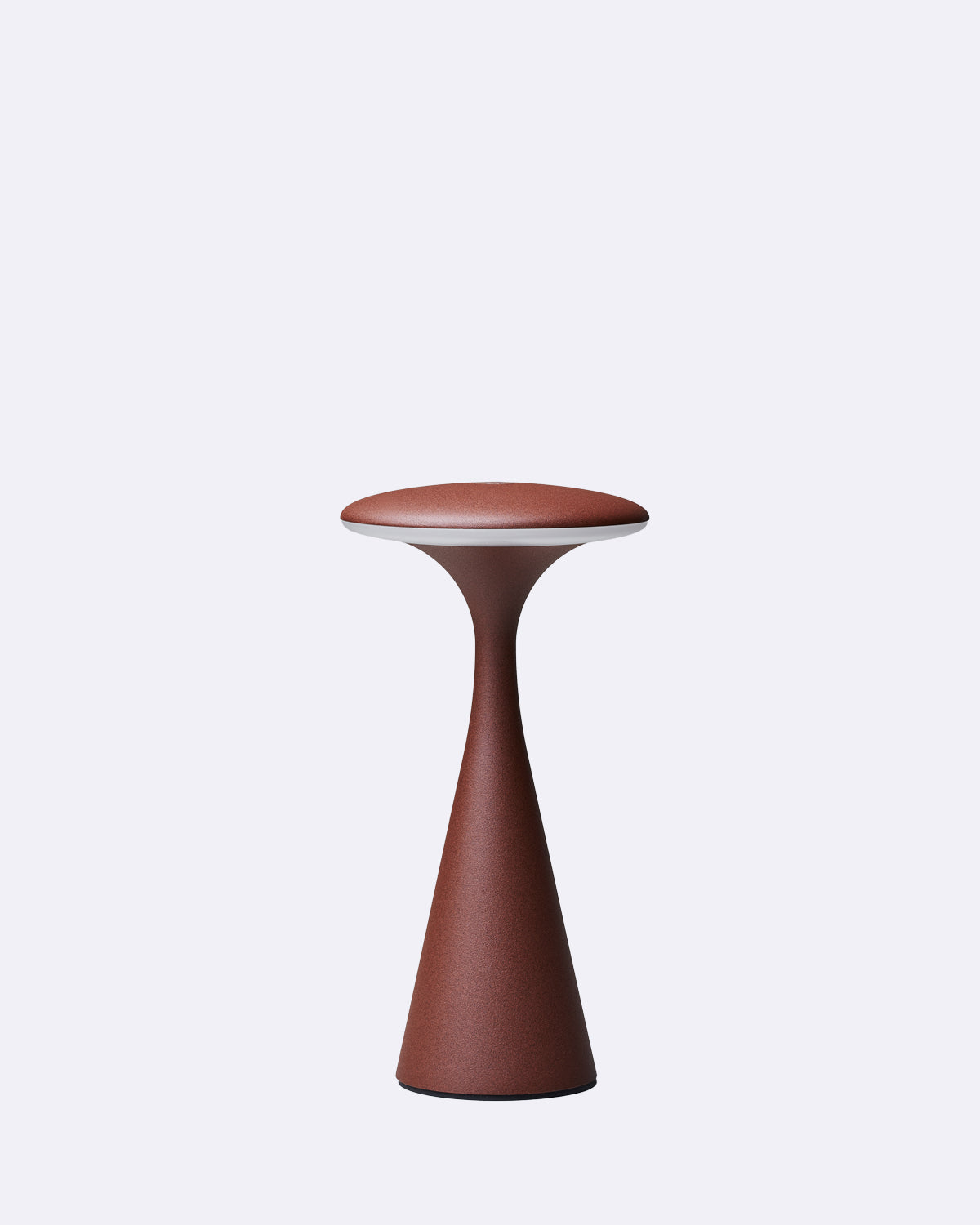 Tischlampe in brauner Farbe mit minimalistischem Design und runder Oberfläche auf schlankem Fuß