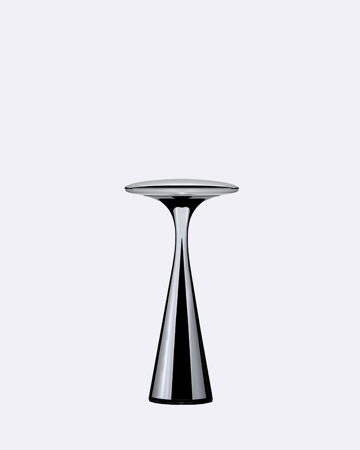 Tischlampe in Chromoptik mit elegantem Design und runder Abdeckung.