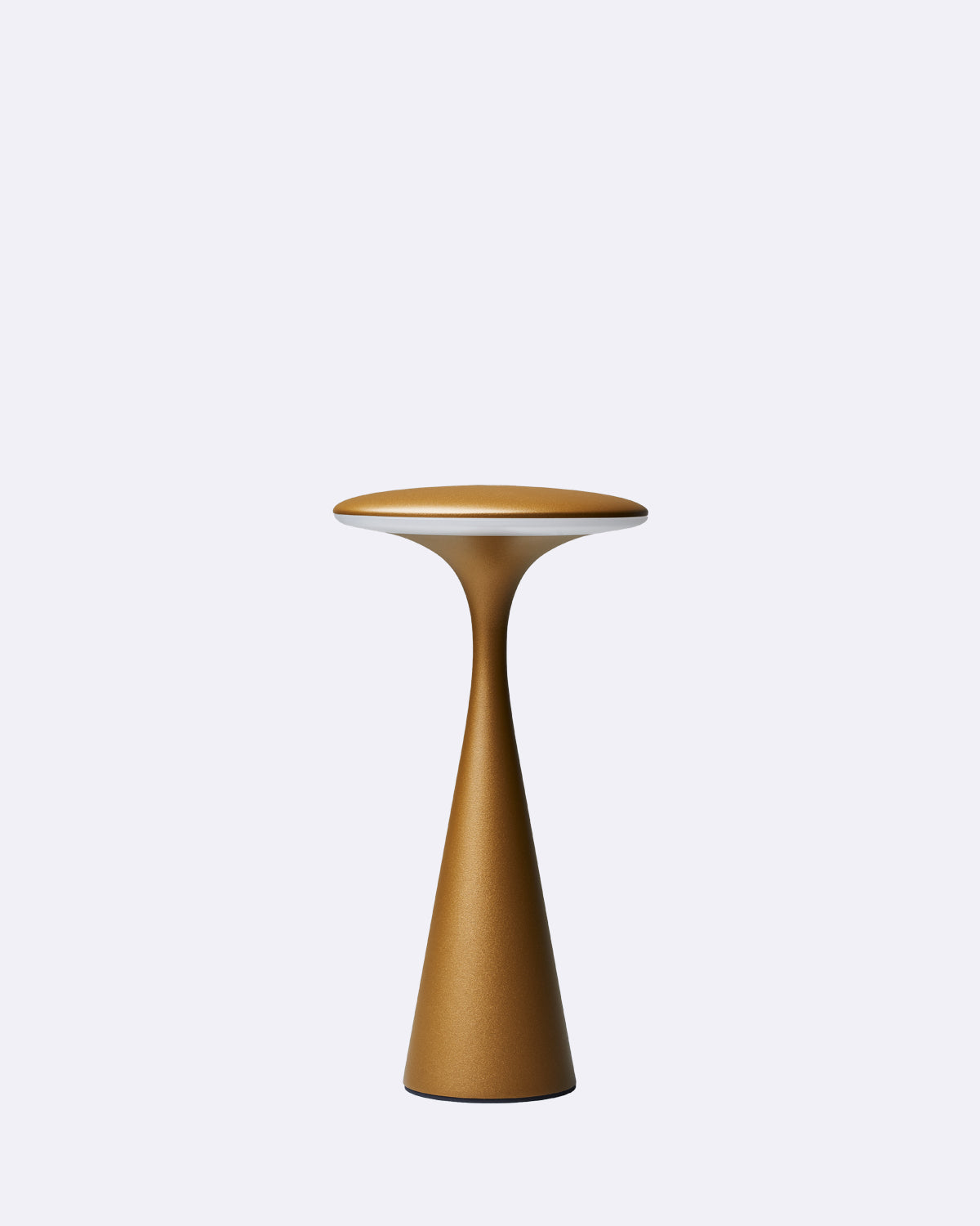 Tischlampe in Messingoptik mit elegantem Design und rundem Schirm
